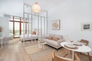 TV - Your Oasis in East Palm Jumeirah by Suiteable (Dubai)
