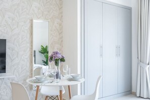 Dining - Spacious Serene Studio Retreat in JVC by Suiteable (دبي)