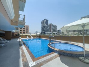 Pool - Spacious Serene Studio Retreat in JVC by Suiteable (دبي)