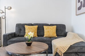 TV - Spacious Serene Studio Retreat in JVC by Suiteable (دبي)