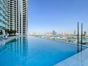 Pool - Elegant seaside living 3-bedroom Emaar Beachfront (Dubai)