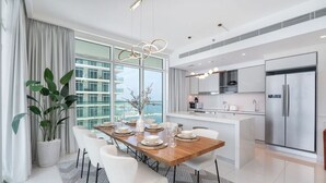 Una cocina moderna con una isla central, electrodomésticos de acero inoxidable y vistas a la ciudad.