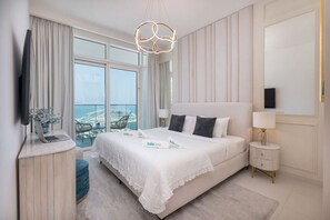 3 bedrooms, iron/ironing board, travel cot, WiFi - Elegant seaside living 3-bedroom Emaar Beachfront (Dubai)