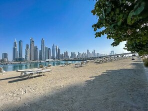 Beach nearby - Elegant seaside living 3-bedroom Emaar Beachfront (Dubai)