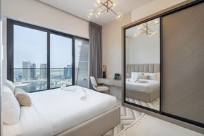 Desk, iron/ironing board, travel crib, WiFi - Canal front apartment with Burj Khalifa view (Dubai)