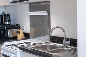 Fridge, oven, stovetop, coffee/tea maker - Executive Studio in Damac Hills by Suiteable (Dubai)