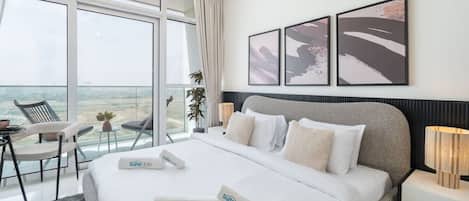 1 chambre, bureau, fer et planche à repasser, lit de bébé portatif