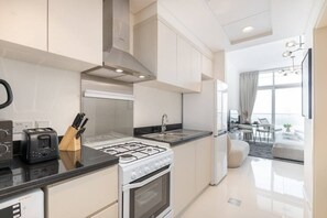 Fridge, oven, stovetop, coffee/tea maker - Executive Studio in Damac Hills by Suiteable (Dubai)