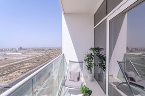 Property grounds - Executive Studio in Damac Hills by Suiteable (Dubai)