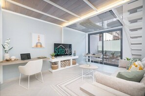 TV - Relax & Recharge Studio Loft with hanging net (Dubai)