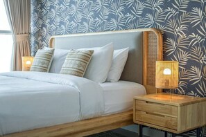 1 soverom, skrivebord, strykejern/-brett og reiseseng for barn