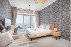 1 chambre, bureau, fer et planche à repasser, lit de bébé portatif