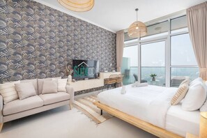 1 soverom, skrivebord, strykejern/-brett og reiseseng for barn