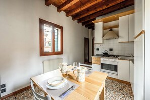 Frigorífico, horno, placa de cocina y cafetera o tetera