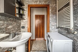 Een douche, een haardroger, een bidet, handdoeken