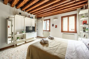 1 slaapkamer, een strijkplank/strijkijzer, gratis wifi, beddengoed