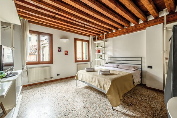 1 slaapkamer, een strijkplank/strijkijzer, gratis wifi, beddengoed