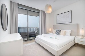 2 soverom, skrivebord, strykejern/-brett og reiseseng for barn