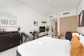 1 dormitori, planxa i posts de planxar, un bressol de viatge i wifi