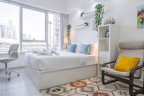 1 bedroom, desk, iron/ironing board, travel cot - Cozy Haven with Spiritual Charm in JLT (Dubai)