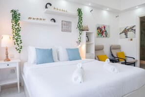 1 slaapkamer, een bureau, een strijkplank/strijkijzer, reisbedje