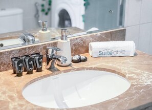 Hair dryer - Cozy Haven with Spiritual Charm in JLT (Dubai)