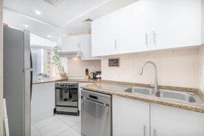 Microwave, oven, stovetop, dishwasher - Cozy Haven with Spiritual Charm in JLT (Dubai)