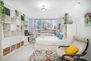 1 chambre, bureau, fer et planche à repasser, lit de bébé portatif