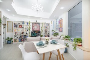 Dining - Cozy Haven with Spiritual Charm in JLT (Dubai)