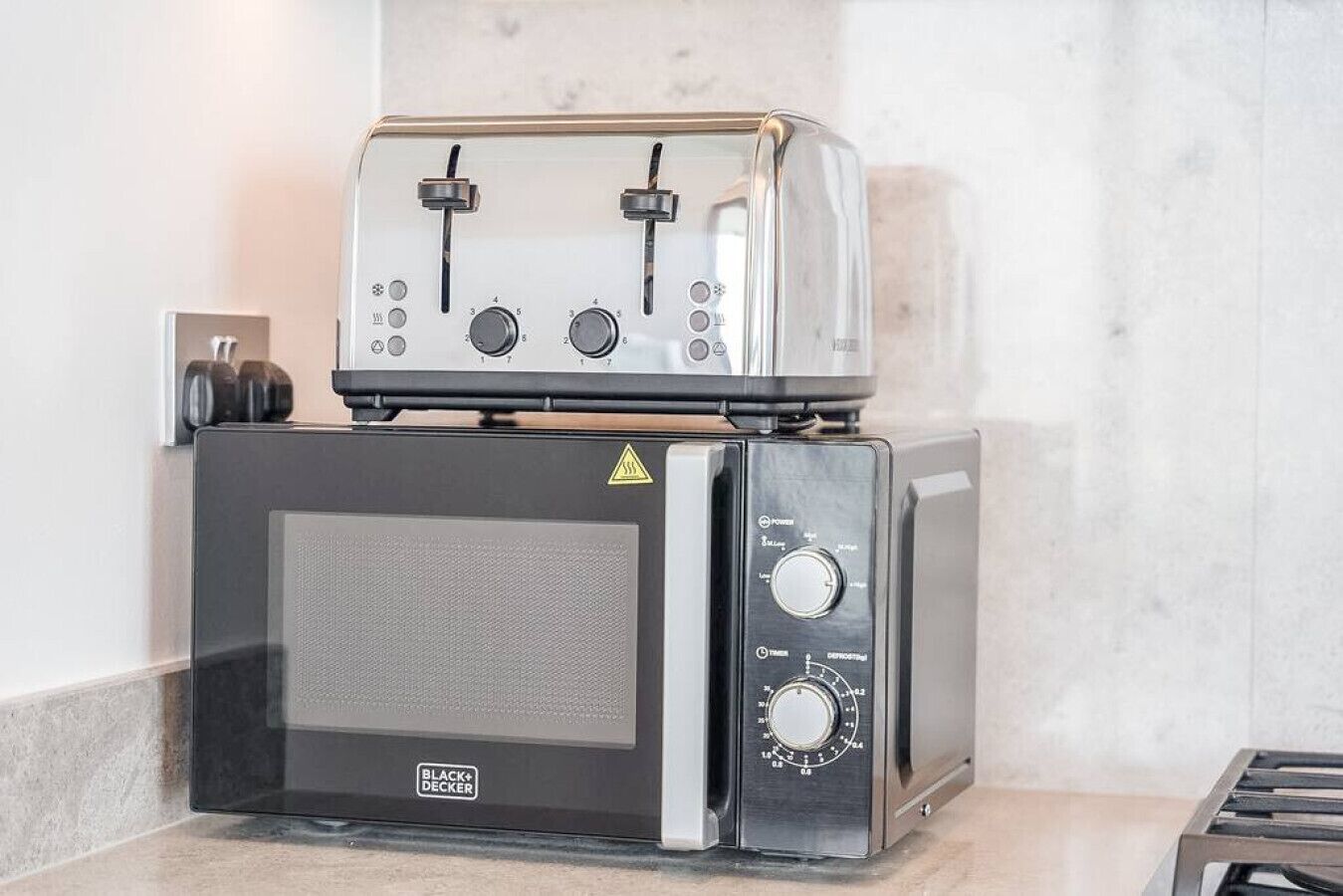 Una cocina con un microondas y un tostador encima.