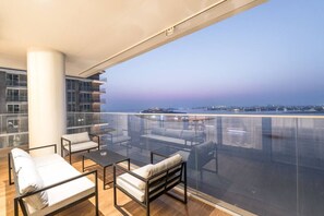 Terrace/patio - Your beachfront luxe escape experience - Suiteable (Dubai)