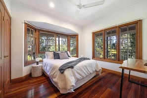 4 chambres, bureau, Wi-Fi, draps fournis