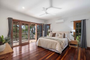 4 bedrooms, desk, travel crib, WiFi