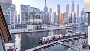 Un hôtel de grande hauteur offrant une vue sur le paysage urbain, notamment sur le Burj Khalifa.