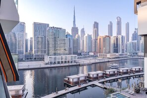 Un hôtel de grande hauteur offrant une vue sur le paysage urbain, notamment sur le Burj Khalifa.