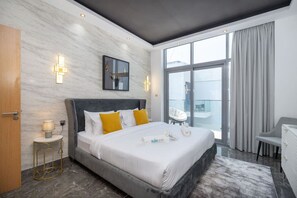 1 soverom, skrivebord, strykejern/-brett og reiseseng for barn