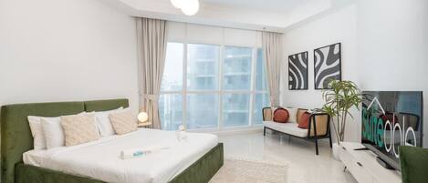 1 soverom, skrivebord, strykejern/-brett og reiseseng for barn