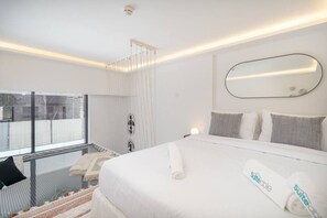 1 soverom, skrivebord, strykejern/-brett og reiseseng for barn