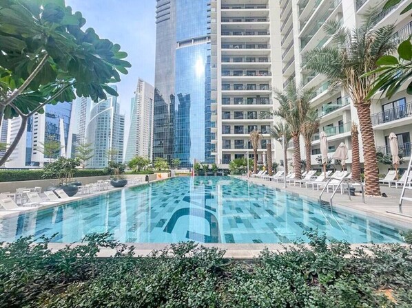 Pool - Serenity in Style in Zada Residence by Suiteable (Dubai)