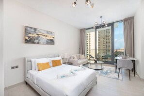 1 slaapkamer, een bureau, een strijkplank/strijkijzer, reisbedje