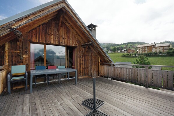 Outdoor dining - Apartment 'Les Combles' with Mountain View, Private Terrace and Wi-Fi (Albiez-Montrond)