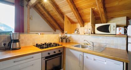 Appartement "Les Combles" avec vue sur les montagnes, terrasse privée et Wi-Fi