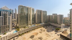 Un ensemble immobilier résidentiel composé d’immeubles à étages multiples, d’une cour centrale et d’un espace de stationnement.
