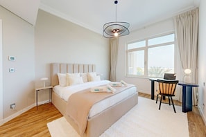 2 habitaciones, escritorio y tabla de planchar con plancha 