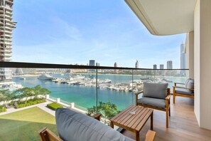 A balcony with a view of a marina and city skyline. - Luxurious Living in the heart of Emaar Beachfront (Dubai)