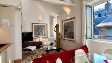 Een smart-tv, boeken en een kantoor