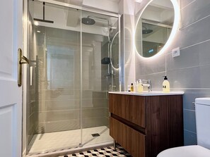 Amenidades de baño ecológicas, secadora de cabello, toallas 
