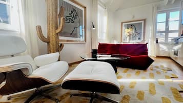 Smart-tv, boeken en een kantoor