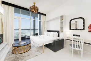 1 dormitorio, escritorio, tabla de planchar con plancha y cuna de viaje