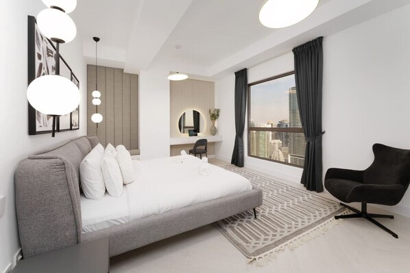 2 bedrooms, desk, iron/ironing board, travel cot - Beautiful 2 Bedroom Retreat in the Heart of JBR (Dubai)